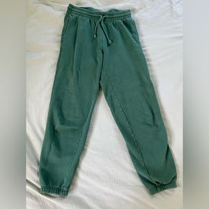 Aritzia TNA cozy fleece jogger sweatpants dark green color. Style #FFS3-60155-21